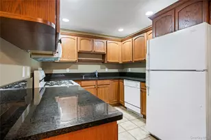 1075 Savoy Dr, Melville, NY 11747 - Photo 15