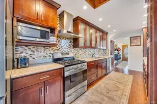 11 Edgewood Dr, Hicksville, NY 11801 - Photo 3