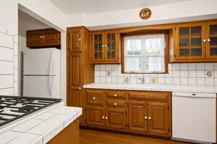156 Greenway W, Manhasset Hills, NY 11040 - Photo 9