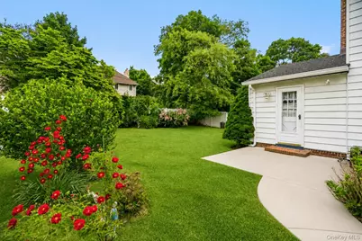156 Greenway W, Manhasset Hills, NY 11040 - Photo 21