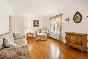 156 Greenway W, Manhasset Hills, NY 11040 - Photo 5