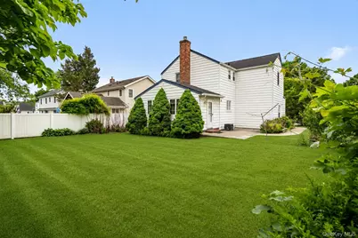 156 Greenway W, Manhasset Hills, NY 11040 - Photo 3