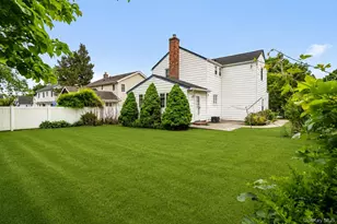 156 Greenway W, Manhasset Hills, NY 11040 - Photo 3