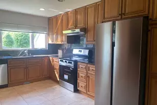 27 Martin Ct, Great Neck, NY 11024 - Photo 9