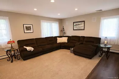 525 S Greene Avenue, Lindenhurst, NY 11757 - Photo 11