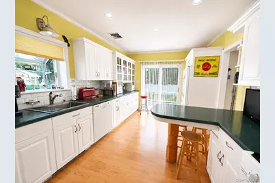 525 S Greene Avenue, Lindenhurst, NY 11757 - Photo 7