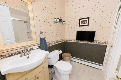 525 S Greene Avenue, Lindenhurst, NY 11757 - Photo 17