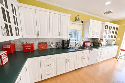 525 S Greene Avenue, Lindenhurst, NY 11757 - Photo 5