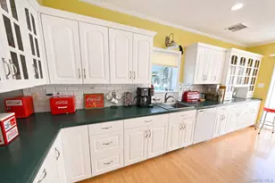 525 S Greene Ave, Lindenhurst, NY 11757 - Photo 5