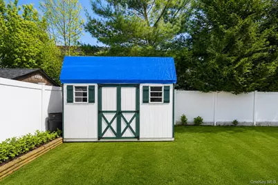 525 S Greene Avenue, Lindenhurst, NY 11757 - Photo 39