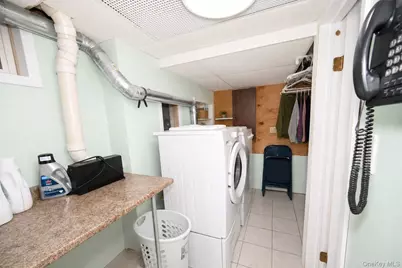 525 S Greene Avenue, Lindenhurst, NY 11757 - Photo 25