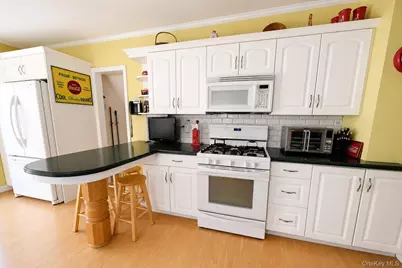 525 S Greene Avenue, Lindenhurst, NY 11757 - Photo 9
