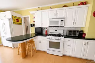 525 S Greene Ave, Lindenhurst, NY 11757 - Photo 9