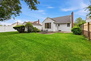 659 Diellen Ln, Elmont, NY 11003 - Photo 3