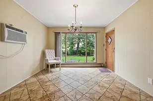 659 Diellen Ln, Elmont, NY 11003 - Photo 9