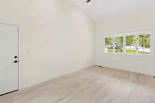 15 Locust Rd, Plainview, NY 11804 - Photo 15