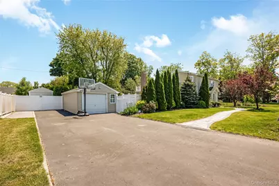 427 Vanderbilt Boulevard, Oakdale, NY 11769 - Photo 3