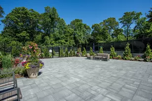 91 Duck Pond Dr, Manhasset, NY 11030 - Photo 13