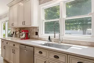 6 Sussex Ln, Stony Brook, NY 11790 - Photo 7