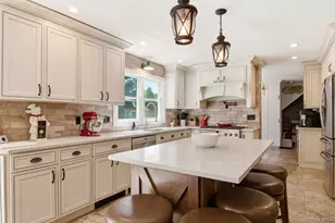6 Sussex Ln, Stony Brook, NY 11790 - Photo 3