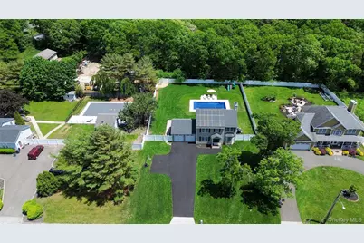 587 Blue Point Road, Holtsville, NY 11742 - Photo 33