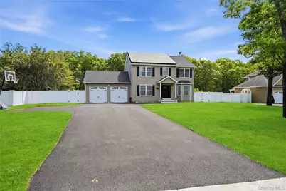 587 Blue Point Road, Holtsville, NY 11742 - Photo 5