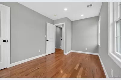 933 N Queens Avenue, Lindenhurst, NY 11757 - Photo 9