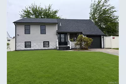 933 N Queens Avenue, Lindenhurst, NY 11757 - Photo 1