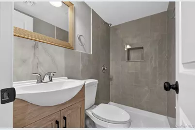 933 N Queens Avenue, Lindenhurst, NY 11757 - Photo 15