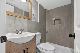 933 N Queens Ave, Lindenhurst, NY 11757 - Photo 15
