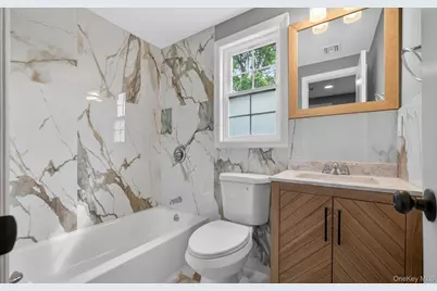 933 N Queens Avenue, Lindenhurst, NY 11757 - Photo 11