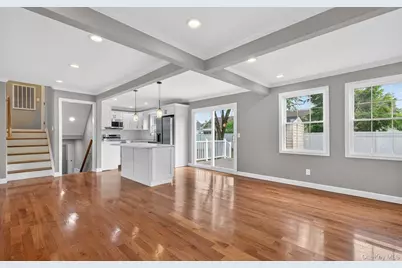933 N Queens Avenue, Lindenhurst, NY 11757 - Photo 3