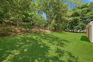 27 Lindner Pl, Smithtown, NY 11787 - Photo 5