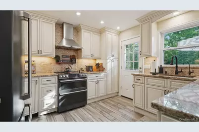 25 Manor Avenue, White Plains, NY 10605 - Photo 9