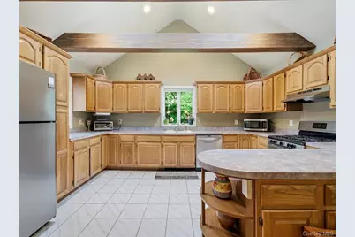 123 Meroke Lane, East Islip, NY 11730 - Photo 21