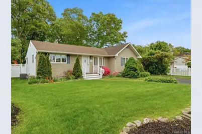 123 Meroke Lane, East Islip, NY 11730 - Photo 3