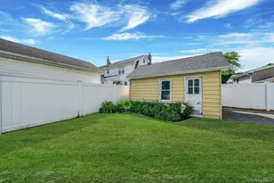 24 Huntington Ave, Lynbrook, NY 11563 - Photo 27