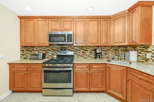 20 Amherst St, Islip, NY 11751 - Photo 9