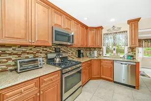 20 Amherst St, Islip, NY 11751 - Photo 7
