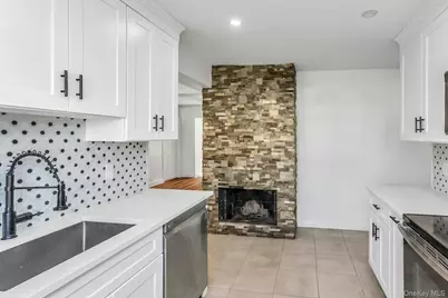 38 Fireplace Lane, Hicksville, NY 11801 - Photo 5