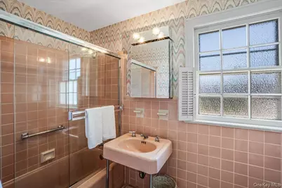 110 Knollwood Road, Rockville Centre, NY 11570 - Photo 27