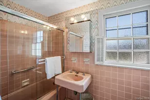110 Knollwood Rd, Rockville Centre, NY 11570 - Photo 27