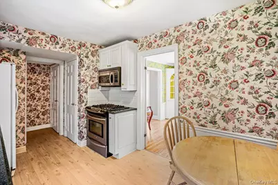 110 Knollwood Road, Rockville Centre, NY 11570 - Photo 17