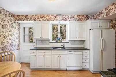 110 Knollwood Road, Rockville Centre, NY 11570 - Photo 15