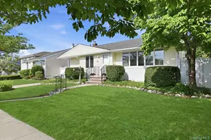 61 Hunter Ln, Hicksville, NY 11801 - Photo 3