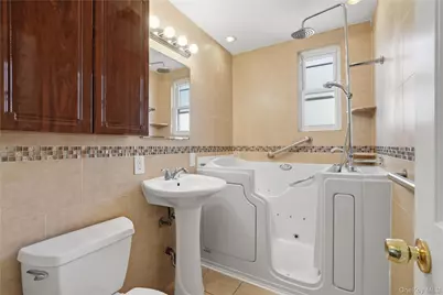 254-18 2nd Floor 75 Ave #Upper, Glen Oaks, NY 11004 - Photo 17