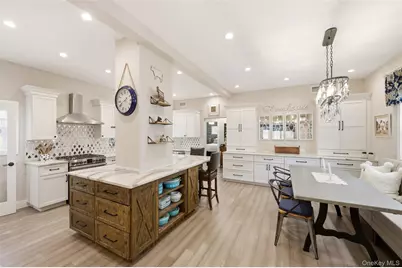 72 E Hitchcock Avenue, Floral Park, NY 11001 - Photo 5