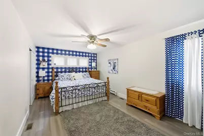 72 E Hitchcock Avenue, Floral Park, NY 11001 - Photo 9