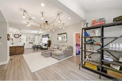 72 E Hitchcock Avenue, Floral Park, NY 11001 - Photo 3