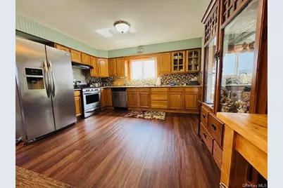 10 Schley Avenue, Lindenhurst, NY 11757 - Photo 5